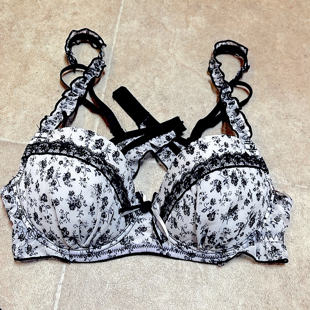 Black & White Bra w/ matching Panties Floral, Lace, Bow & Waffle hems